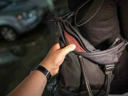 Nachgestellte Szene: In Bad Zwischenahn haben unbekannte T&auml;ter versucht, einer &auml;lteren Dame Geld aus der Handtasche zu stehlen.