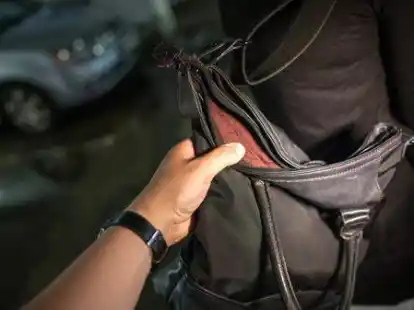 Nachgestellte Szene: In Bad Zwischenahn haben unbekannte T&auml;ter versucht, einer &auml;lteren Dame Geld aus der Handtasche zu stehlen.