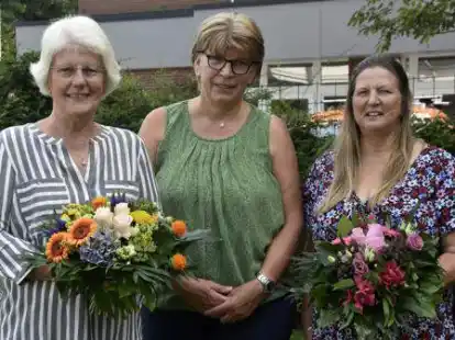 Anke Koopmann (von links) wurde von Edda B&ouml;ning nach 32 Jahren aus ihrem Amt verabschiedet: Petra Lohmann tritt ihre Nachfolge an.