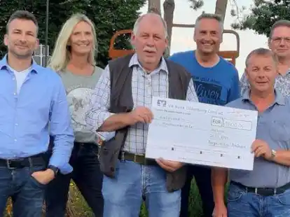 Weitere Spenden f&uuml;r die Opfer der Hochwasser-Katastrophe: Auch (v.l.) Markus Kinzel, Doris Ebert, Rolf L&ouml;schen, J&ouml;rg Ebert, Samuel Stoll und Stephan Buscherm&ouml;hle vom B&uuml;rgerverein Ahlhorn haben 1000 Euro gesammelt und den Organisatoren der Spendenaktion in Gro&szlig;enkneten &uuml;bergeben.