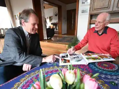 Sprachen &uuml;ber die Zeit nach dem Zweiten Weltkrieg: NWZ-Redakteur Thomas Husmann (links) und Fritz G&ouml;llner.