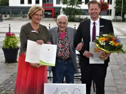 Besondere Ehrung zum 100. Geburtstag von Dr. Wilhelm Klu&szlig;mann: Die stellvertretende Landr&auml;tin Maria Bruns und der stellvertretende B&uuml;rgermeister Henning Dierks gratulieren.