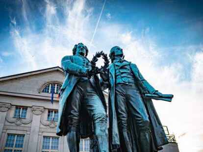 Die Freundschaft zwischen Johann Wolfgang von Goethe und Friedrich Schiller hatte keinen leichten Start: Die beiden konnten sich nicht ausstehen. Sechs Jahre nach dem ersten Treffen lernten sich die beiden besser kennen und freundeten sich an.