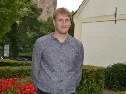 Absolviert sein Vikariat in der ev.-luth. Kirchengemeinde Ganderkesee: Julius Henckel.