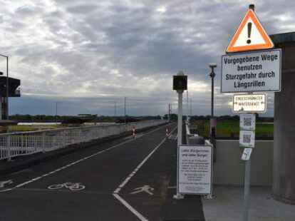 Fahrradfahrer und Fu&szlig;g&auml;nger k&ouml;nnen die Br&uuml;cke des Huntesperrwerks in Elsfleth ab sofort wieder nutzen: Die Arbeiten an der Hydraulik sind abgeschlossen.