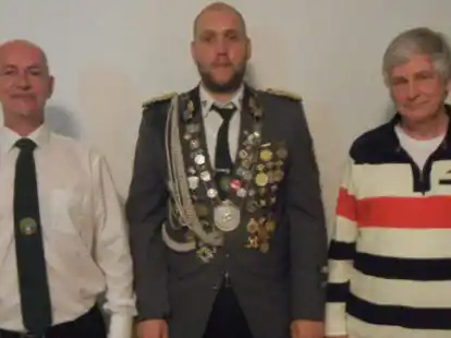 Vorsitzender Sebastian Berkahn (Mitte) hie&szlig; Silvio Voigt (links) und Heiko Behnken in Beirat und Vorstand willkommen.