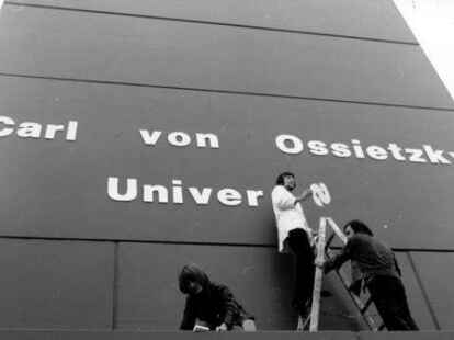 16. Oktober 1974: Einen Tag nach Semesterbeginn bringen Studenten in gro&szlig;en Lettern den Namenszug &bdquo;Carl-von-Ossietzky Universit&auml;t&ldquo; weithin sichtbar am Turm des Allgemeinen Verf&uuml;gungszentrums an.