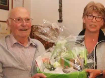 25 Jahre f&uuml;r die Bardenflether Feuerversicherung im Einsatz: Vorsitzende Edda B&ouml;ning bedankte sich mit einem Pr&auml;sentkorb bei Wilhelm W&ouml;hler.