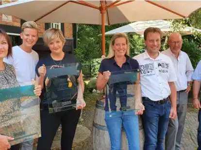 Natalja Jost (Hair mit Flair), Merle Behrens und Lisa Schneider (Bistro MiO), Yvonne und Christian Strackerjan (Vielstedter Bauernhaus) nahmen die Urkunden von B&uuml;rgermeister Holger Lebedinzew und Wirtschaftsf&ouml;rderer Roland Arndt entgegen (von links).