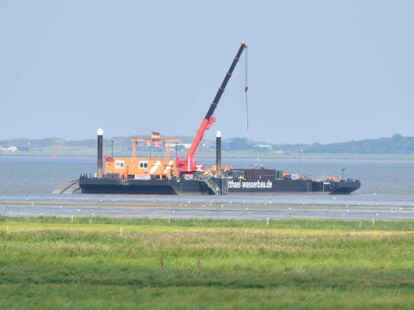 Arbeiten im Watt vor Hilgenriedersiel, wo die Trasse von Norderney aus kommend &bdquo;anlanden&ldquo; wird.