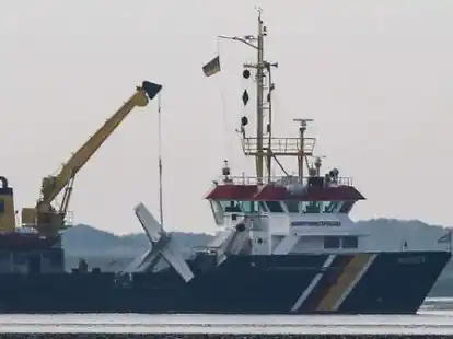Das Wrack einer verungl&uuml;ckten Cessna h&auml;ngt am Kran an Bord des Tonnenlegers &bdquo;Norden&ldquo; nahe der Absturzstelle im Wattenmeer vor der Insel Norderney.