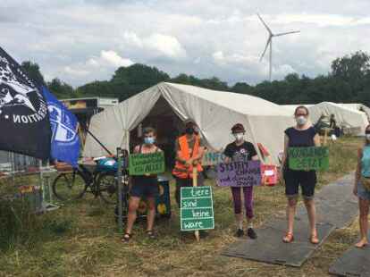 Protestcamp Goldenstedt gegen die Tierindustrie Landwirtschaft von links, Franziska Klein, Enrico Schneider, Lena Schmidt, Friederike Schmitz, Stefanie Popp