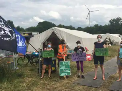 Protestcamp Goldenstedt gegen die Tierindustrie Landwirtschaft von links, Franziska Klein, Enrico Schneider, Lena Schmidt, Friederike Schmitz, Stefanie Popp