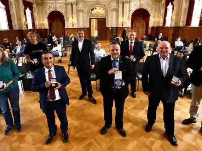 Feierliche &Uuml;bergabe: Die Geehrten des ersten Durchlaufs der St&auml;dtischen Ehrungen mit Oberb&uuml;rgermeister J&uuml;rgen Krogmann. R&uuml;diger Wohlers (Mitte) vom Naturschutzbund (Nabu) Oldenburg erhielt das Gro&szlig;e Stadtsiegel.