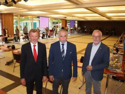 Abschied in der Wandelhalle: B&uuml;rgermeister Arno Schilling (li.) und Ratsvorsitzender Jochen Finke (rechts) mit Wilfried Fischer vor dem Gemeinderat.