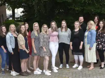 Stolz auf ihre Klasse F2Q19.1: Klassenlehrerin Ines Behrens (links)