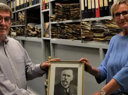 Die ehrenamtlichen Archivmitarbeiter Ramona Fritz und Eckhard Meyer haben begonnen, die in mehr als 150 Umzugskartons angelieferten Projektunterlagen und Zeichnungsrollen, Ausschreibungen und Auftr&auml;ge, Lohnabrechnungen und Urlaubslisten zu sichten und zu sortieren. Lutz Timmermann