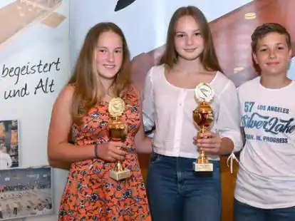 Sieger der KInderwertung (v.l.) wurde das Team Altes Gymnasium Oldenburg mit Sophie Steinbrecher, Linette Mesenz und Devin Hetzel