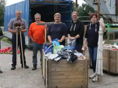 Spenden f&uuml;r die Flutopfer: In Gro&szlig;enmeer halfen (von links) Ulrike Witting, Thomas Logemann, Holger Stendel, Ann-Kathrin Schmidt, Verena Tenbrock und Bettina Knutzen mit.
