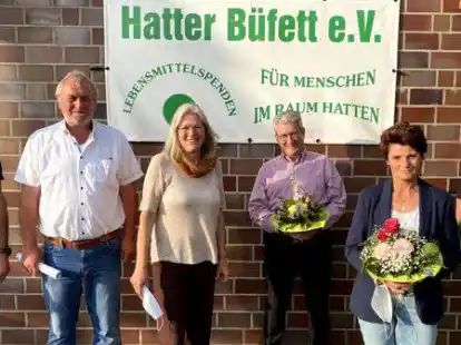 Der neue Vorstand des Hatter B&uuml;fetts: (von links) Schriftf&uuml;hrer Thomas Freese, 2. Vorsitzender Reinhard F&auml;nger, Kassenwartin Hildburg Hinrichs, es fehlt 1. Vorsitzender Ludger Haare;  daneben die Ehemaligen:  Wolfgang Asche, Ingrid Stapel und Heike Kersting; es fehlt Franz Gebker.