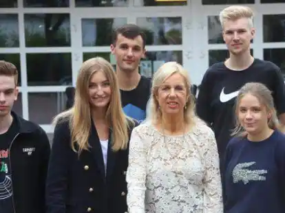 Nach vier Jahrzehnten am Nordenhamer Gymnasium hat sich Lehrerin Marion Wolf von ihren Sch&uuml;lern (von links) Jan Cordshagen, Lilly Bakker, Keno L&uuml;&szlig;em, Leon Groothuis und Julia Bojaczek verabschiedet.
