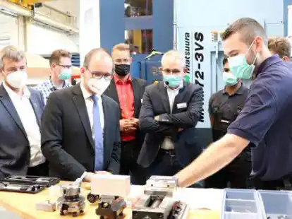 Die Teebeuteln&auml;hmaschine wurde den G&auml;sten von einem Auszubildenden vorgef&uuml;hrt.