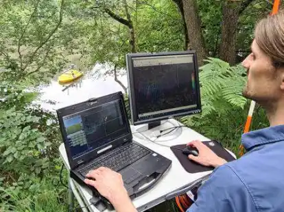 Mobile Office statt Home-Office: Die Geod&auml;sie-Studierenden lernten unter anderem die Sensorik eines autonom fahrenden Wasserfahrzeugs kennen. Es erfasst mittels Echolot linienf&ouml;rmige Tiefeninformationen der Lethe-Talsperre.