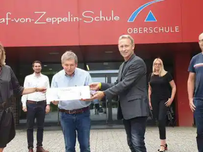 G&uuml;tesiegel f&uuml;r Berufsorientierung an Graf-von-Zeppelin-Schule &uuml;bergeben: Dar&uuml;ber freuen sich (von links) Imke Haake (Oberschule), Florian Jochens (Gemeinde Gro&szlig;enkneten), Konrad Barth (Beauftragter der Aktion &bdquo;Startklar f&uuml;r den Beruf&ldquo;), Dirk Richter (Schulleiter) sowie Christine Kowski-Dreischmeier  und Dirk Wintermann (beide Runder Tisch &bdquo;Schule heimische Wirtschaft&ldquo;).