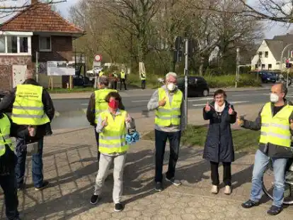 Bahnwache: Sie finden seit Mai am Bahn&uuml;bergang mitten in Ofenerdiek statt. Jetzt ist erstmal Sommerpause.