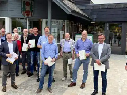 Die f&uuml;r acht Jahre ernannten Bezirksvorsteher vorm Hatter Rathaus; (4.v.r.) L&uuml;bbe Borchers