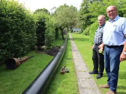 Fertig zum Einziehen: Heiner Baasen und Wilhelm Raapke  (von links) mit dem 90 Meter langen neuen Kanalrohr, links lag schon der Berstkopf zum Aufbrechen des alten Rohres bereit.