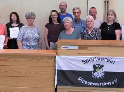 Urkunden, Ehrennadeln und Pr&auml;sente gab es f&uuml;r die Jubilare des SV Phiesewarden.