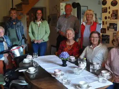 Im Gespr&auml;ch &uuml;ber die Lerntherapie in Ganderkesee (von links): Doris Josquin (SPD), Carola H&uuml;ttenm&uuml;ller (Gr&uuml;ne), Dr. Anika Hoffmann (Gr&uuml;ne), B&uuml;rgermeisterkandidat Udo Heinen (Gr&uuml;nen), Eltje Fricke, Christa Wachtendorf, Ingrid van der Merwe und Liesel Toppel-K&ouml;rner.