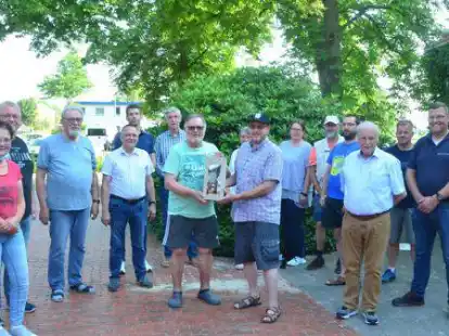 Mit einem Pr&auml;sent bedankte sich der neue 1. Vorsitzende der Lemwerderaner Maibaumsetzer, Werner Hilscher (vorne rechts), bei seinem Vorg&auml;nger Dieter Preu&szlig;.