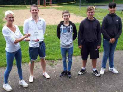 Erhielten von Saskia Hullmann (links), 1. Vorsitzende des F&ouml;rdervereins, die &bdquo;Juniorwahl-Aktie&ldquo; (von links): Thorsten Grun (Fachbereichsleiter Wirtschaft), Jorik Henschel (Klasse 10b), Luca Behrens (9a) und Sino Arsel (9a)