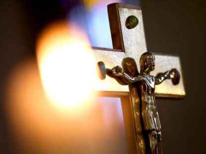 Im Blickpunkt: Bei den Gesprächen über einen Krankenhauszusammenschluss zögert das katholische Offizialat mit einer Zustimmung. Das Foto zeigt ein Kreuz in der römisch-katholischen Kathedralkirche Sankt Sebastian in Magdeburg.