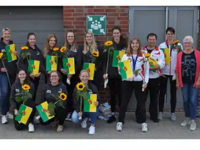 Die Gemeinde Ovelg&ouml;nne zeichnete die Korbballfrauen (dunkle Trikots) und einige Karatekas (wei&szlig;e Trainingsjacken) des OTV aus: B&uuml;rgermeister Christoph Hartz (r.) &uuml;bergab ihnen im Beisein der 2. Vereinsvorsitzenden Christiane Kleen (l.) und Gesch&auml;ftsf&uuml;hrerin Irene Schulenberg (2.v.r.) Ehrenurkunden.
