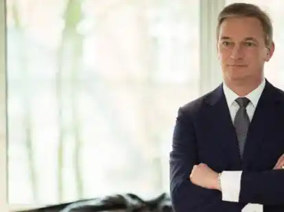 Der fr&uuml;here EWE-Vorstandschef Matthias Br&uuml;ckmann liegt mit seinem fr&uuml;heren Arbeitgeber nach der fristlosen K&uuml;ndigung 2017 &uuml;ber Kreuz.