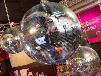 Die Disco-Kugeln h&auml;ngen in den Discotheken ununterbrochen &ndash; nur Publikum war lange Zeit ausgesperrt. Jetzt ist es wieder da &ndash; und das Oberverwaltungsgericht in L&uuml;neburg hat entschieden, dass das auch bei Corona-Inzidenzen &uuml;ber 10 so bleibt.