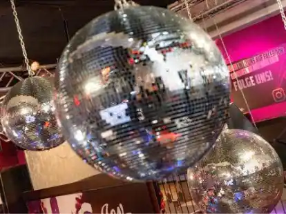 Die Disco-Kugeln h&auml;ngen in den Discotheken ununterbrochen &ndash; nur Publikum war lange Zeit ausgesperrt. Jetzt ist es wieder da &ndash; und das Oberverwaltungsgericht in L&uuml;neburg hat entschieden, dass das auch bei Corona-Inzidenzen &uuml;ber 10 so bleibt.
