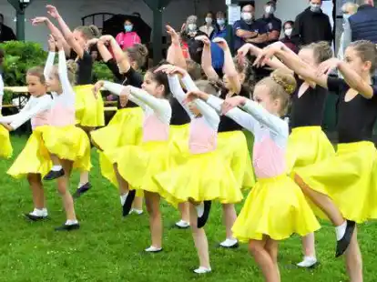 <p>        Die M&auml;dchen der Tanzgruppe Grazia bekamen f&uuml;r ihre Vorf&uuml;hrungen viel Beifall.        Ulrike Krebs             </p>