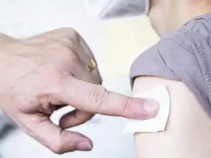 <p>        Noch gibt es von der Stiko keine allgemeine Impfempfehlung f&uuml;r Kinder und Jugendliche zwischen 12 und 17 Jahren. Die Politik forciert trotzdem mehr Impfungen in dieser Personengruppe.        Fabian Sommer/dpa             </p>