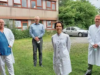 Arbeiten eng zusammen und k&ouml;nnen damit Patienten mit schwersten Lungenkrankheiten auch in Emden behandeln: Dr. Klaus Kogelmann, Dr. Jens Br&auml;unlich, Dr. Johanna Firla und Dr. Peter Krieg (von links). BILD: Ute Lipperheide