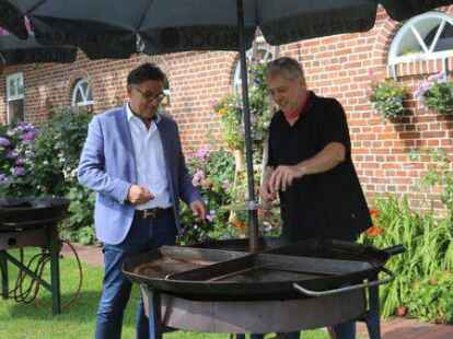 <p>        Die eisernen Riesenpfannen sind das Markenzeichen des Partyservice von Ralf Block (rechts) &ndash; hier im Austausch mit B&uuml;rgermeisterkandidat Henry Peukert.         Karoline Schulz             </p>