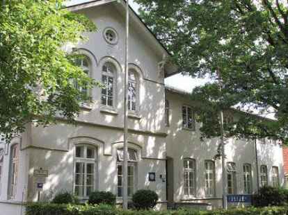 <p>        Stehen leer und zum Verkauf: die sanierungsbed&uuml;rften ehemaligen Polizeigeb&auml;ude an der &bdquo;Herrlichkeit&ldquo; in Wildeshausen.        Christoph Koopmeiners             </p>