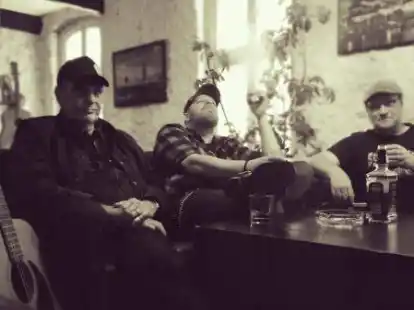 <p>        Spielen ein Lebensgef&uuml;hl: Norbert Franke (von links), David Bublitz und Tassilo Liebe von der Country-Band &bdquo;Six String BBQ&ldquo;.        6stringbbq             </p>