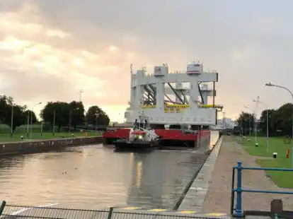 <p>        Auf dem Weg nach Norwegen: das dritte Bauteil f&uuml;r eine der beiden riesigen Lachsfarmen in der Gro&szlig;en Seeschleuse.        Bild: Martin Gr&auml;fe             </p>