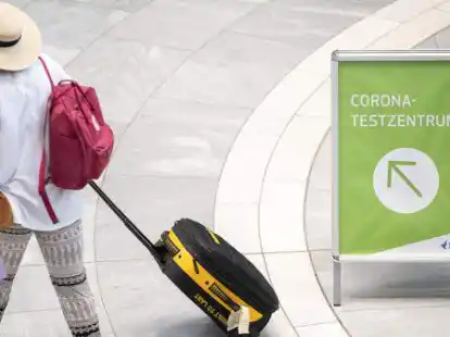 <p>        Wer aus dem Ausland zur&uuml;ckkehrt, muss jetzt die Testpflicht beachten. Das gilt nicht nur f&uuml;r Flugreisende, auch Urlauber mit Auto oder Bahn m&uuml;ssen sich testen lassen.        Sebastian Gollnow/dpa             </p>