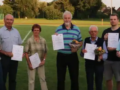 <p>        F&uuml;r ihre Vereinstreue beim TuS Jaderberg wurden (von links) Bianca Decker, Heinz Oltmanns, Marlene Jan&szlig;en, Hartmut von Th&uuml;len, Heinz Bolting, Jonas Schumacher, Walter Zulauf, Gerhard Plenge geehrt.        Wolfgang B&ouml;ning             </p>