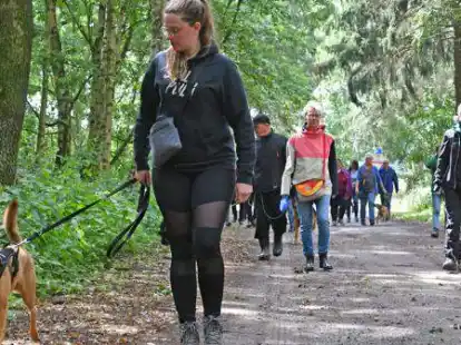 <p>        Mit Vierbeinern unterwegs: 13 Hunde-Mensch-Teams haben am &bdquo;Spenden-Social-Walk&ldquo; teilgenommen.         Peter Kratzmann             </p>